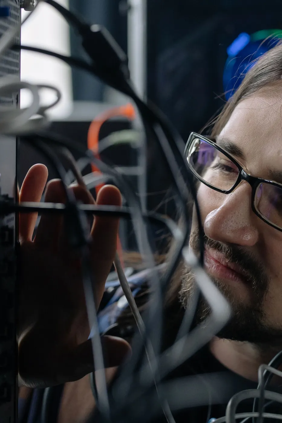 IT specialist troubleshooting network cables